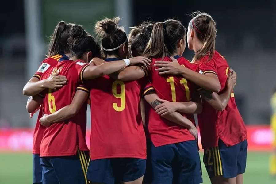 La seleección española femenina festeja un gol