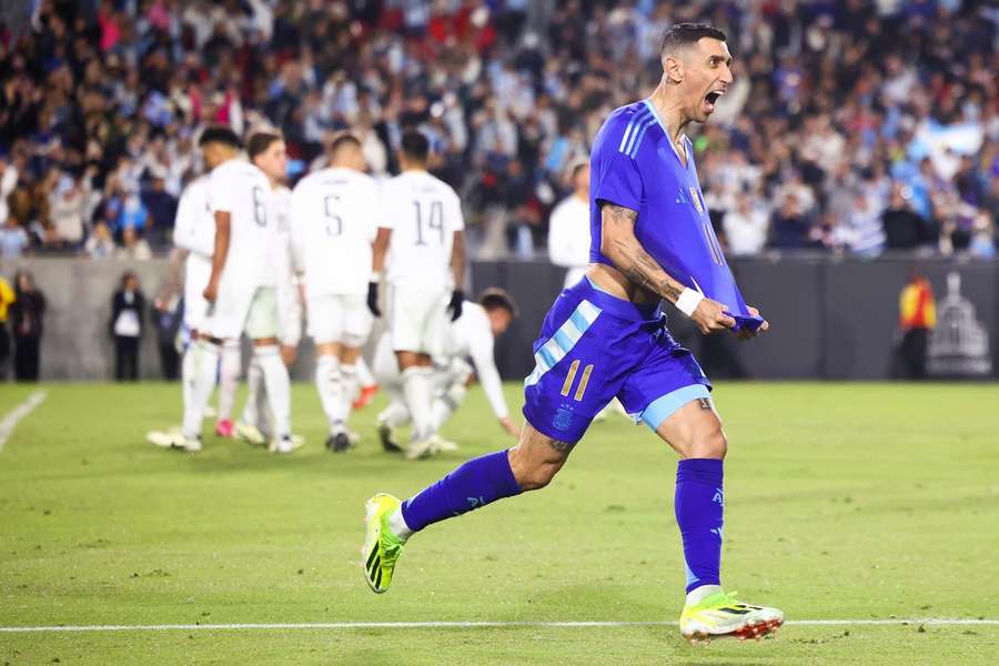 Di María fez golaço de falta na vitória da Argentina sobre a Costa Rica