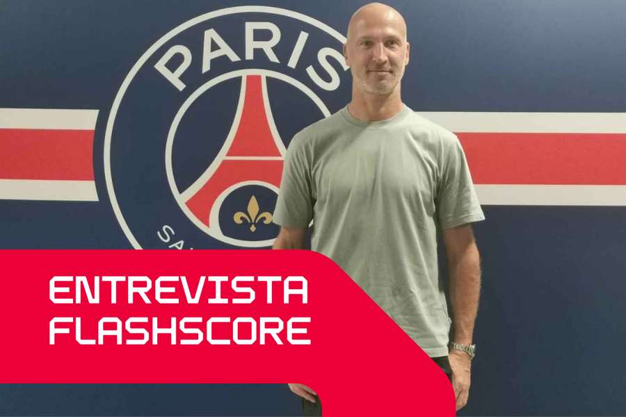 Thierry Omeyer em frente ao logótipo do PSG