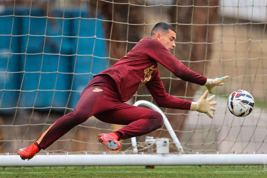 Goleiro Santos deve ser mantido no time titular de Odair Hellmann
