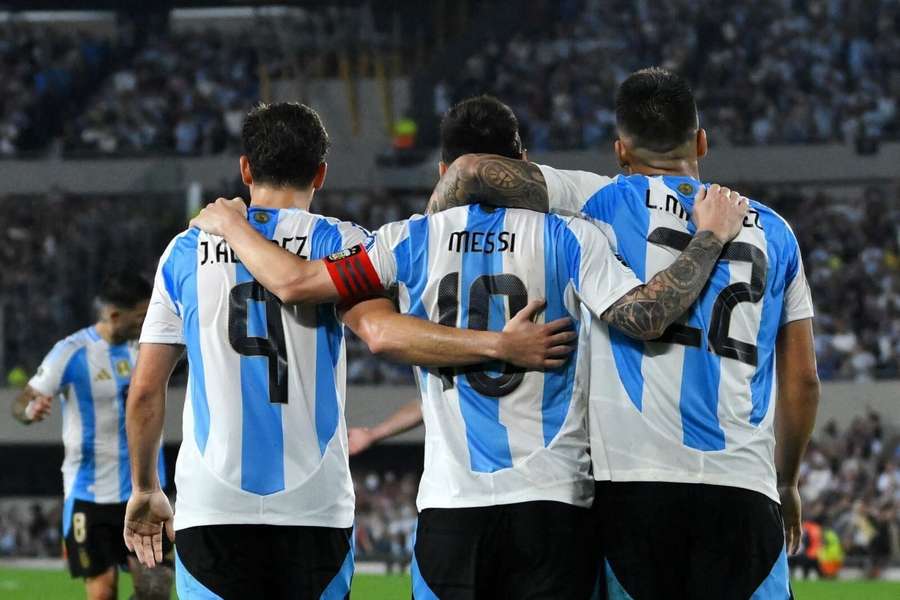 Julián, Messi y Lautaro celebran un gol de Argentina Julián, Messi y Lautaro celebran un gol de Argentina