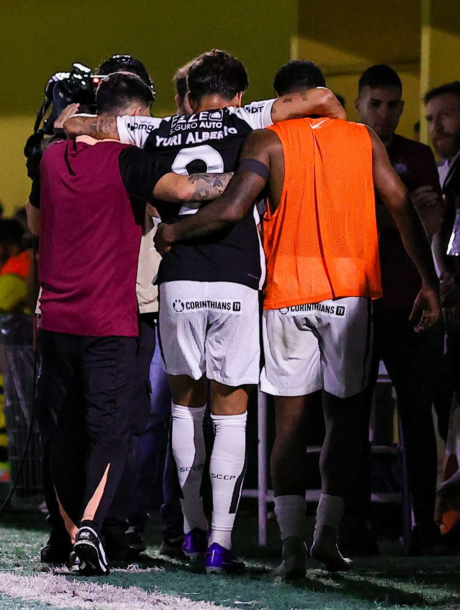Yuri Alberto precisou sair de campo amparado Yuri Alberto precisou sair de campo amparado