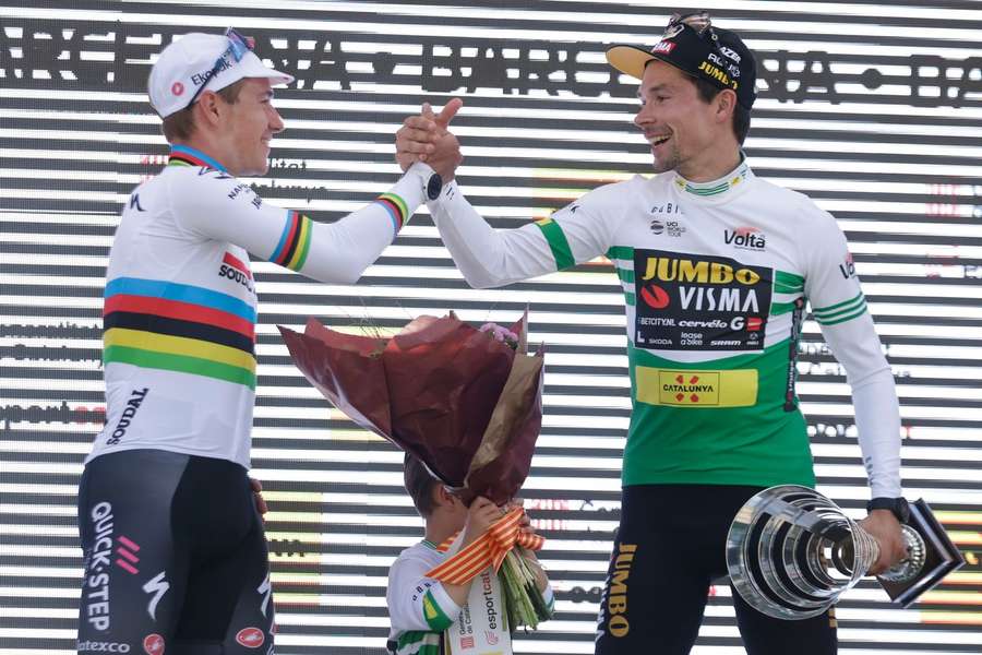 Remco Evenepoel e Primoz Roglic no pódio da Volta à Catalunha