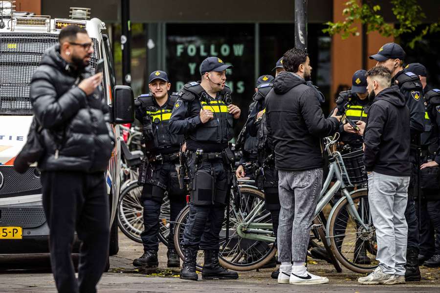 La policía neerlandesa detiene a 230 ultras napolitanos en Eindhoven La policía neerlandesa detiene a 230 ultras napolitanos en Eindhoven