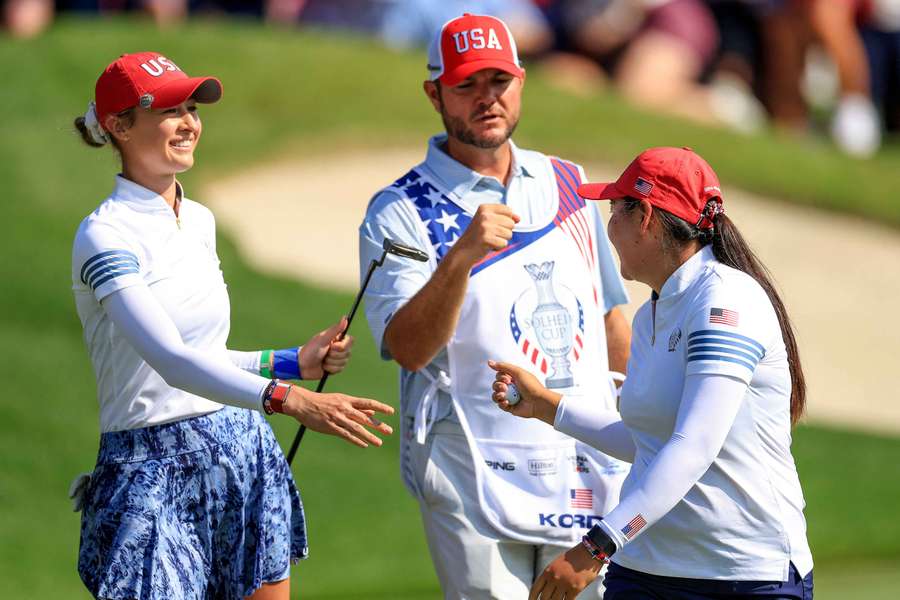 Nelly Korda, de l'équipe des États-Unis, célèbre avec sa partenaire Allisen Corpuz après avoir réussi un putt.