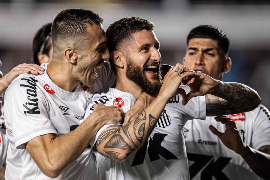 Zé Rafael abriu o placar em Santos 3x1 Corinthians no começo