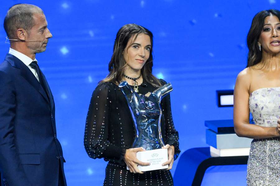 Aitana, junto a Ceferin, presidente de la UEFA, y la presentadora de la gala