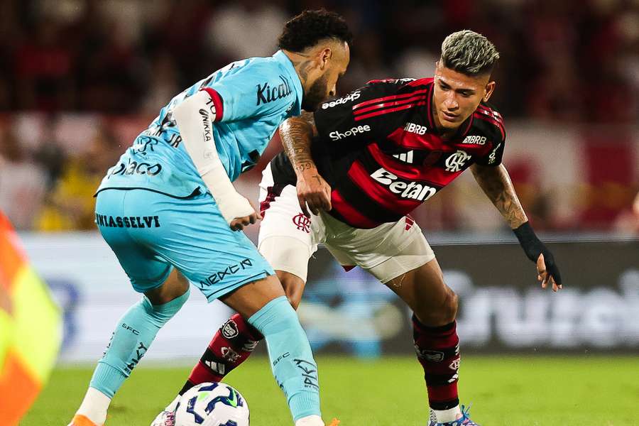 Neymar incomodou o Flamengo no primeiro tempo Neymar incomodou o Flamengo no primeiro tempo