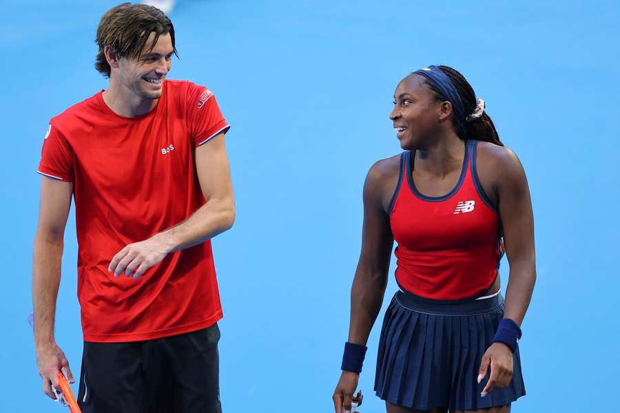 Taylor Fritz a Coco Gauffová dovedli Američany do semifinále.