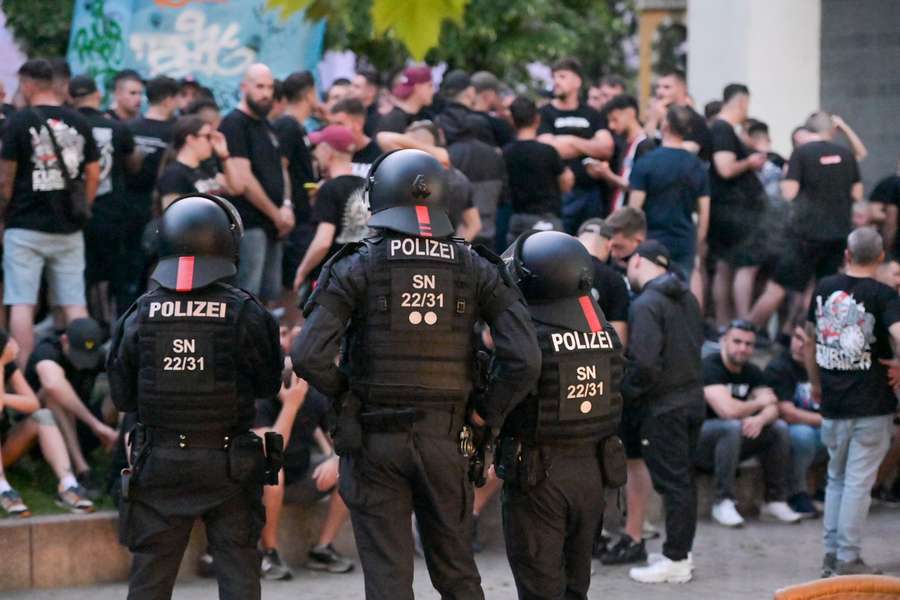 Spanische und englische Fans sind in Leipzig aneinander geraten Spanische und englische Fans sind in Leipzig aneinander geraten