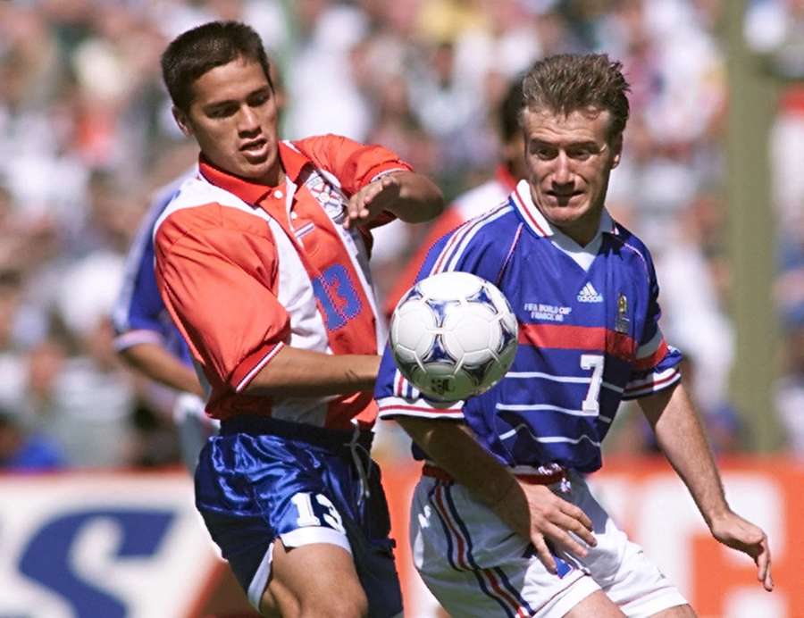 France's Didier Deschamps (R) battles Paraguay's Carlos Paredes at the 1998 FIFA World Cup
