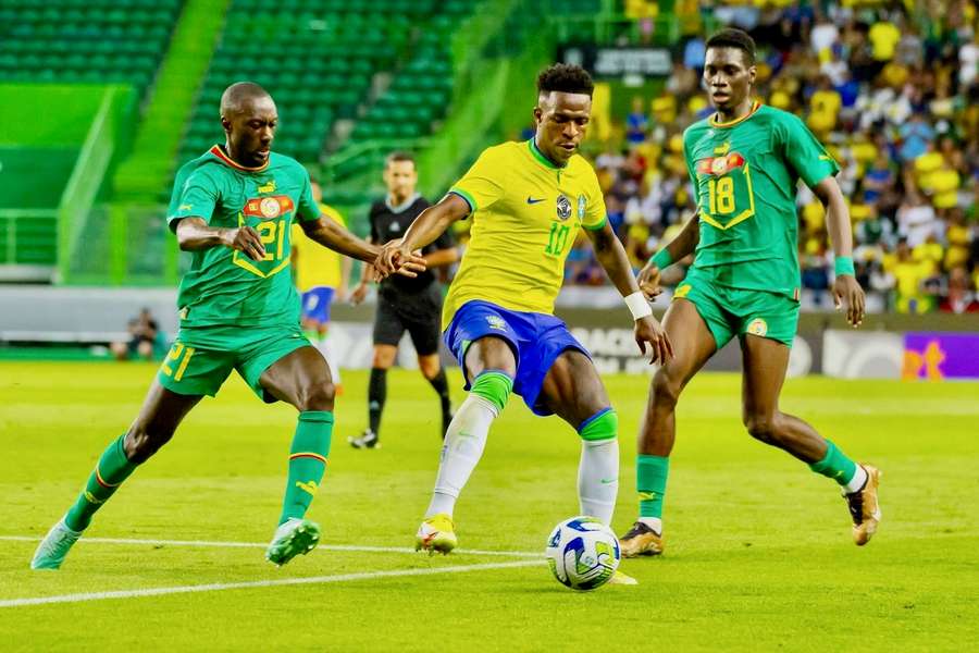 Fußball trifft Hip Hop: Brasiliens Shooting-Star Vinicius Junior (Bildmitte)  gehört nun zur Rot-Nation-Family.