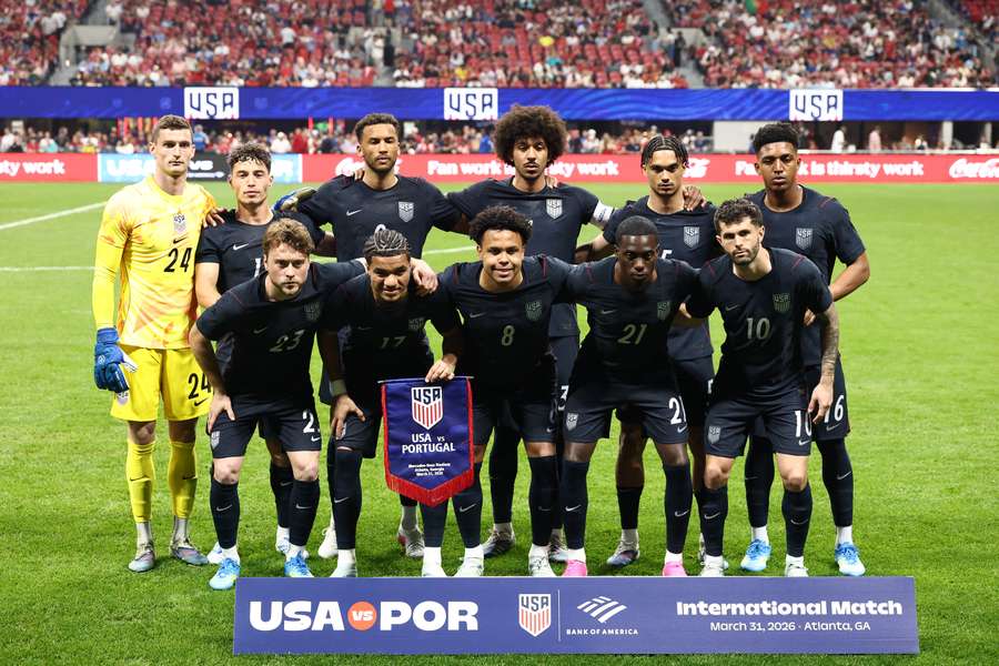 The United States posing for a photo before a friendly.