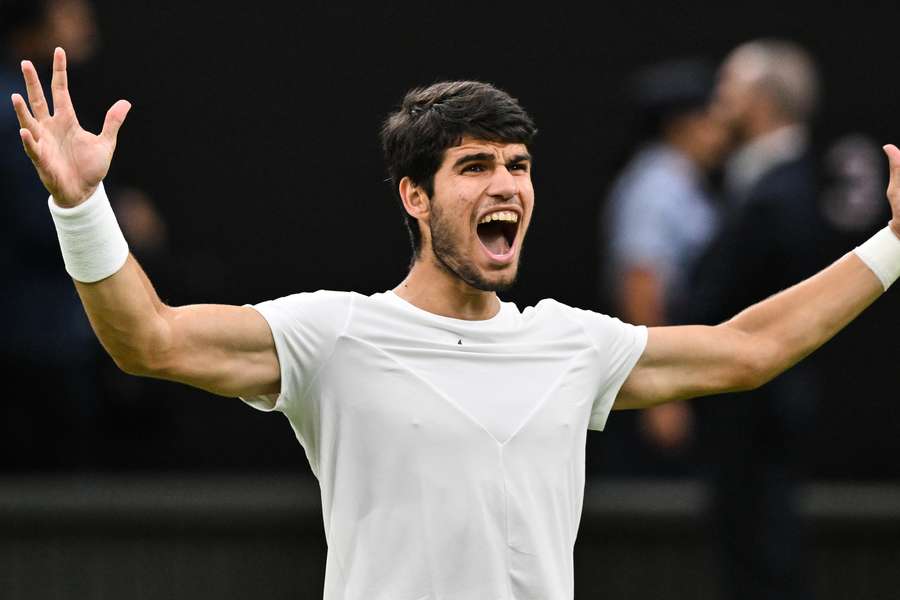 Carlos Alcaraz möchte Djokovic schlagen und seinen Wimbledon-Traum erfüllen.