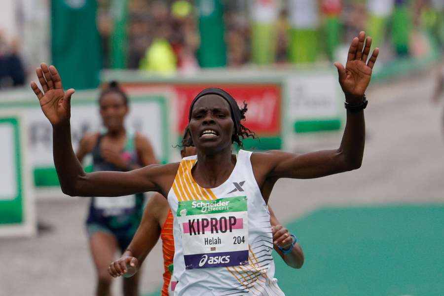Helah Kiprop venceu a prova na capital francesa Helah Kiprop venceu a prova na capital francesa