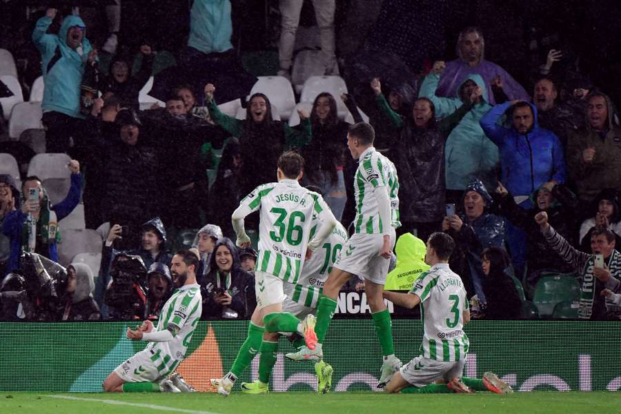 Isco celebra el 2-1 del Betis con sus compañeros