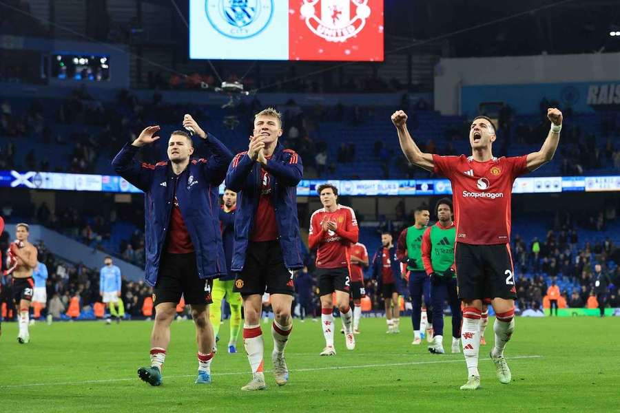 Diogo Dalot festeja com os adeptos no final do jogo com o City