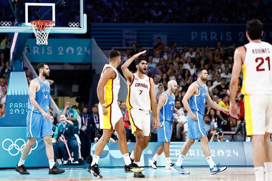 Santi Aldama celebra una canasta ante Grecia en los Juegos de París 2024