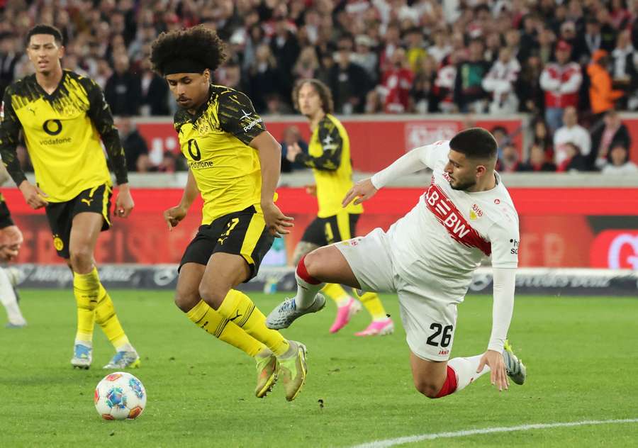 Adeyemi (l.) und Undav im Zweikampf Adeyemi (l.) und Undav im Zweikampf