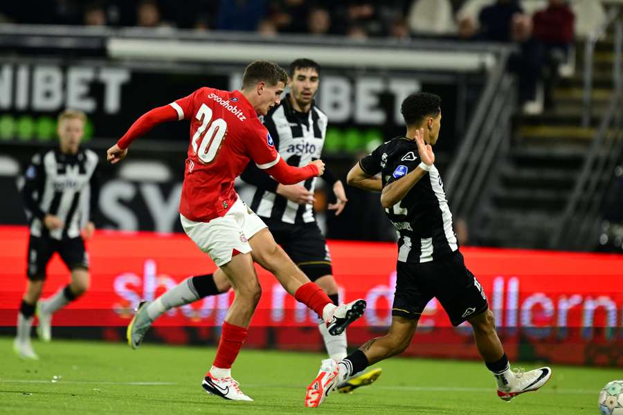 PSV won met 0-5 van Heracles in Almelo op 4 november