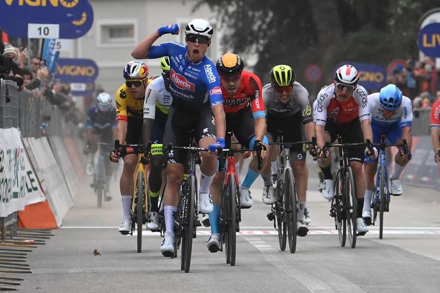 Jasper Philipsen predviedol v závere najrýchlejší špurt a ovládol tretiu etapu Tirreno-Adriatico.