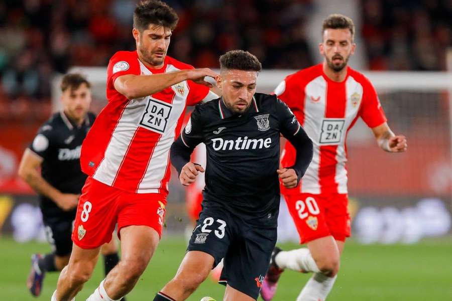 Munir intenta zafarse del pegajoso marcaje de Melero
