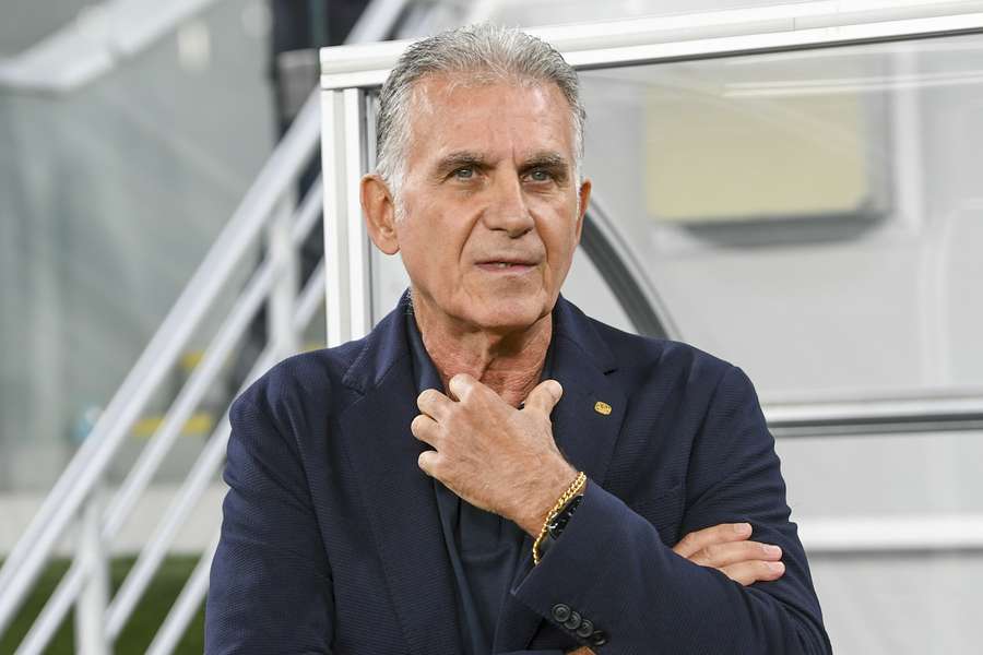 Queiroz tijdens de oefenwedstrijd Qatar - Rusland