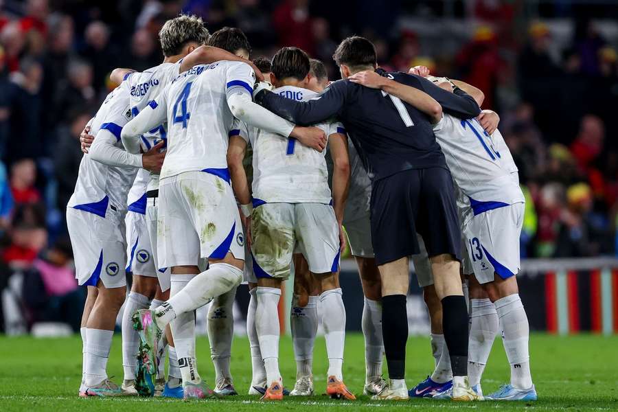 Jucătorii Bosniei în timpul semifinalei de play-off cu Țara Galilor