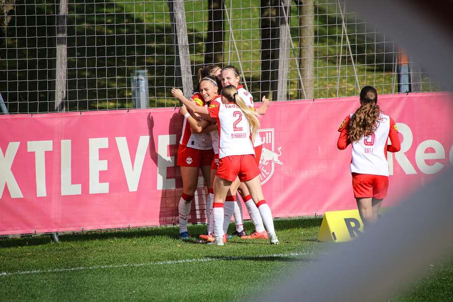Die RB Salzburg Frauen feiern gegen Neulengbach den ersten Heimsieg Die RB Salzburg Frauen feiern gegen Neulengbach den ersten Heimsieg