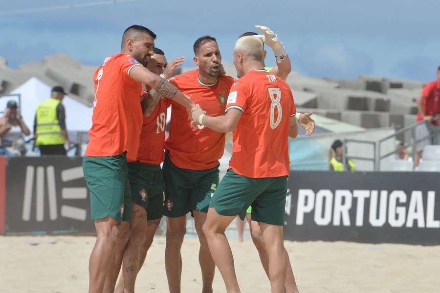 Jogadores de Portugal celebram golo