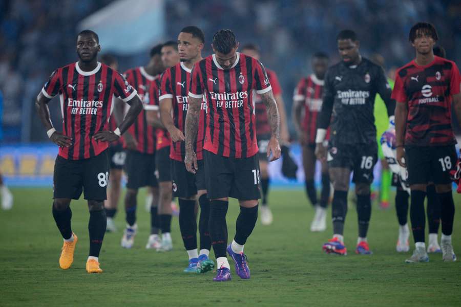 I giocatori del Milan a testa bassa dopo l'ennesima prova negativa 