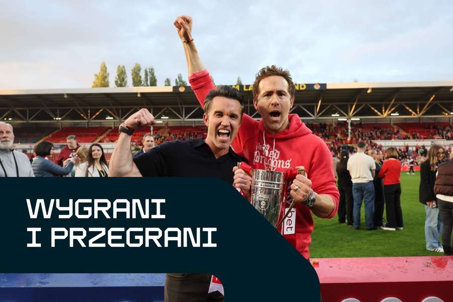 Rob McElhenney i Ryan Reynold świętują awans Wrexham do Championship.