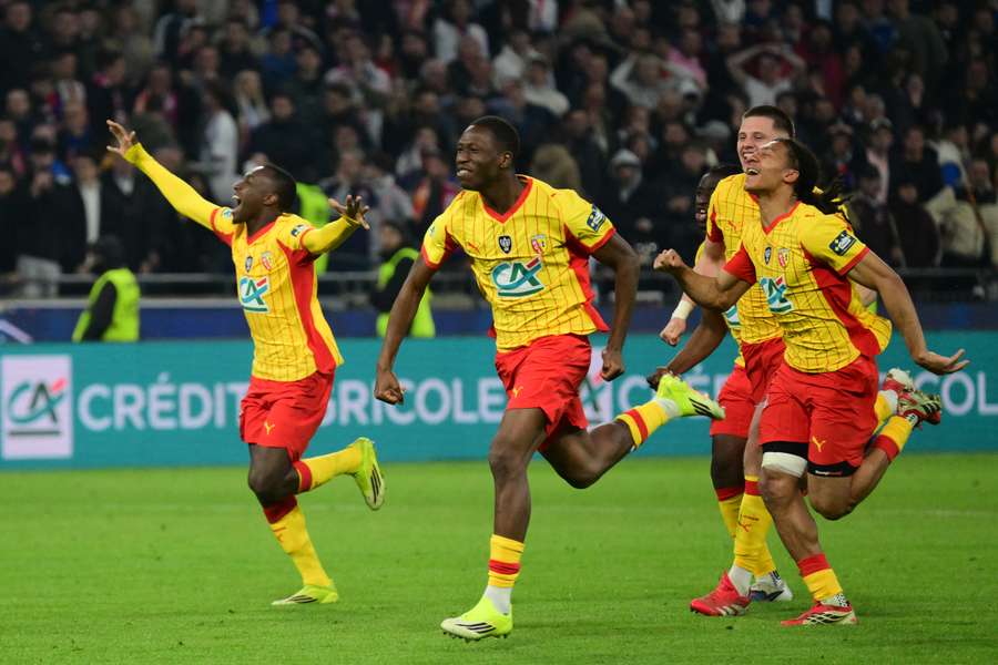 Les joueurs lensois célèbrent le tir au but décisif lors du quart de finale de Coupe de France entre l'Olympique Lyonnais et le RC Lens, au Groupama Stadium, à Décines-Charpieu, le 5 mars 2026. Les joueurs lensois célèbrent le tir au but décisif lors du quart de finale de Coupe de France entre l'Olympique Lyonnais et le RC Lens, au Groupama Stadium, à Décines-Charpieu, le 5 mars 2026.