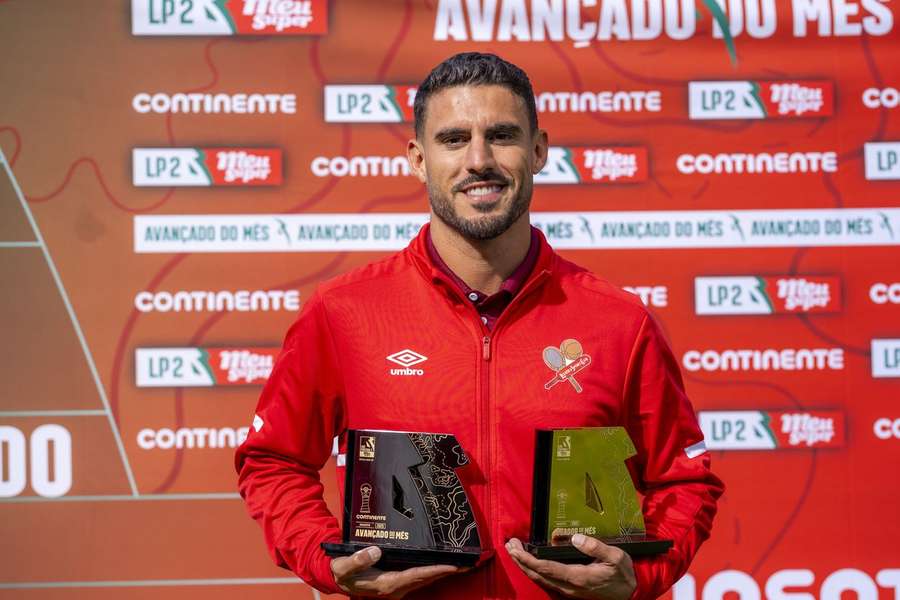 Ricardo Valente com os dois prémios da Liga Portugal