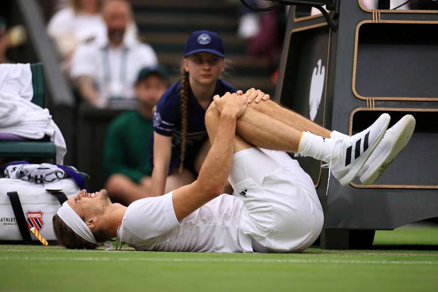 Alexander Zverev lag nach seinem Sturz mehrere Minuten auf dem Boden.