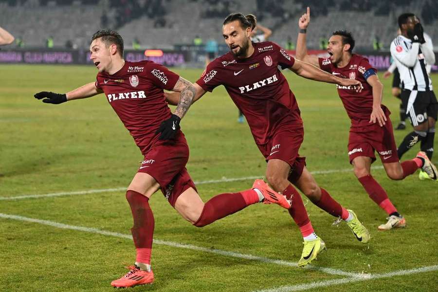 Louis Munteanu, Virgiliu Postolachi și Mario Camora sărbătoresc un gol Louis Munteanu, Virgiliu Postolachi și Mario Camora sărbătoresc un gol