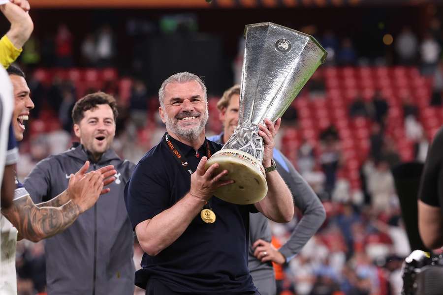 Trenér Tottenhamu Ange Postecoglou s trofejí pro vítěze Evropské ligy.