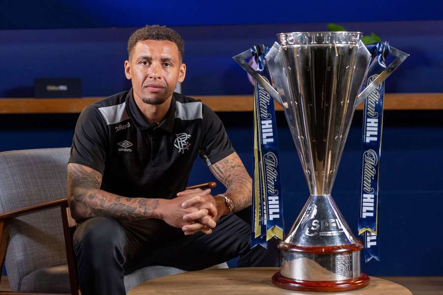 James Tavernier, alături de trofeul cucerit în prima ligă scoțiană cu Rangers în 2021