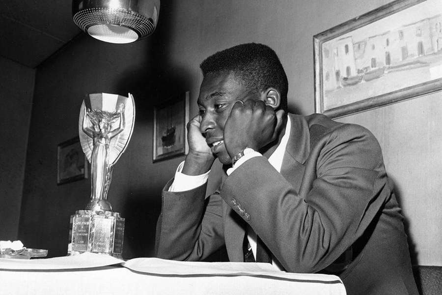 Pelé com o troféu de 1958 Pelé com o troféu de 1958