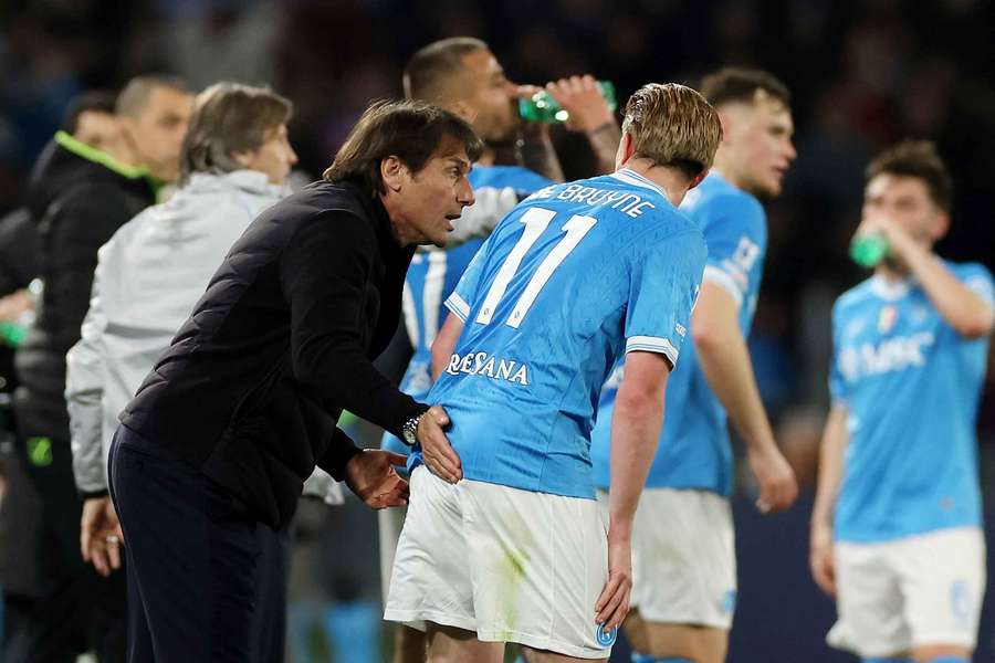 Antonio Conte dà istruzioni a Kevin De Buyne durante la gara contro il Lecce Antonio Conte dà istruzioni a Kevin De Buyne durante la gara contro il Lecce