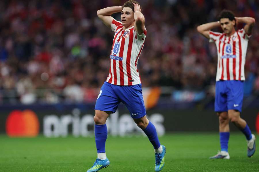 Julián Álvarez, en medio de la disputa entre el Atlético y el Barça Julián Álvarez, en medio de la disputa entre el Atlético y el Barça