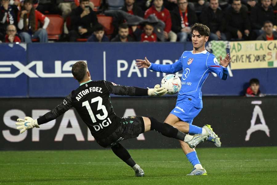 Rodrigo Mendoza, ante Aitor Fernández, en el Osasuna-Atleti