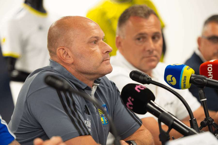 Vľavo tréner Anton Šoltis, vpravo generálny manažér Pavol Turczyk.