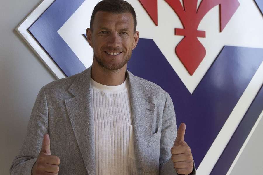 Edin Dzeko a semnat cu Fiorentina pentru un sezon Edin Dzeko a semnat cu Fiorentina pentru un sezon