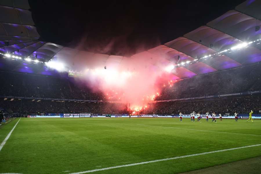 Im Stadion kam es zum Einsatz von bengalischen Feierwerkskörpern