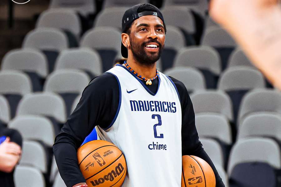 Kyrie Irving durante um treino com o Mavericks.