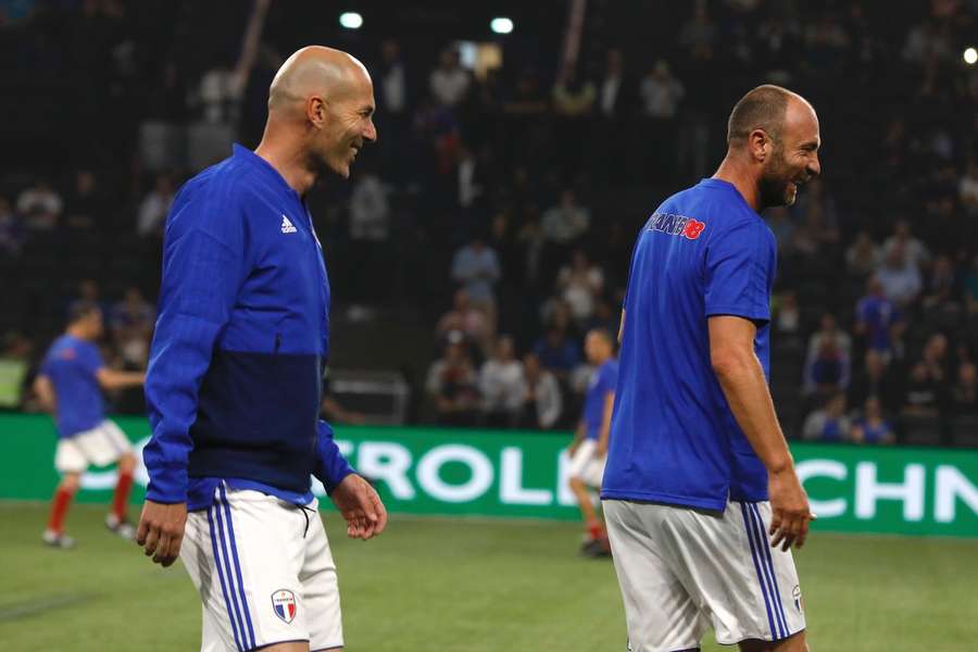 Zidane y Dugarry durante el calentamiento de un partido de leyendas.