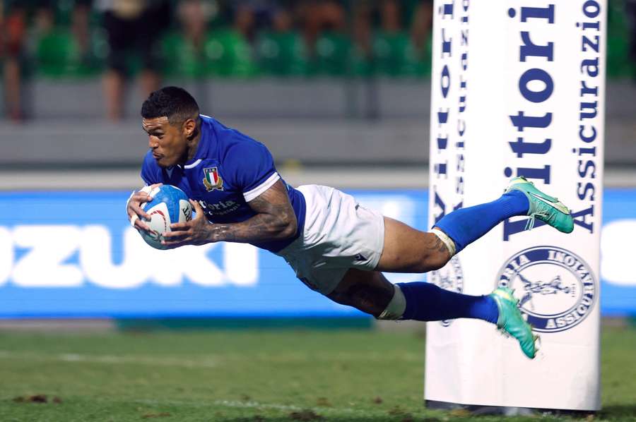 Monty Ioane scores a try for Italy against Japan