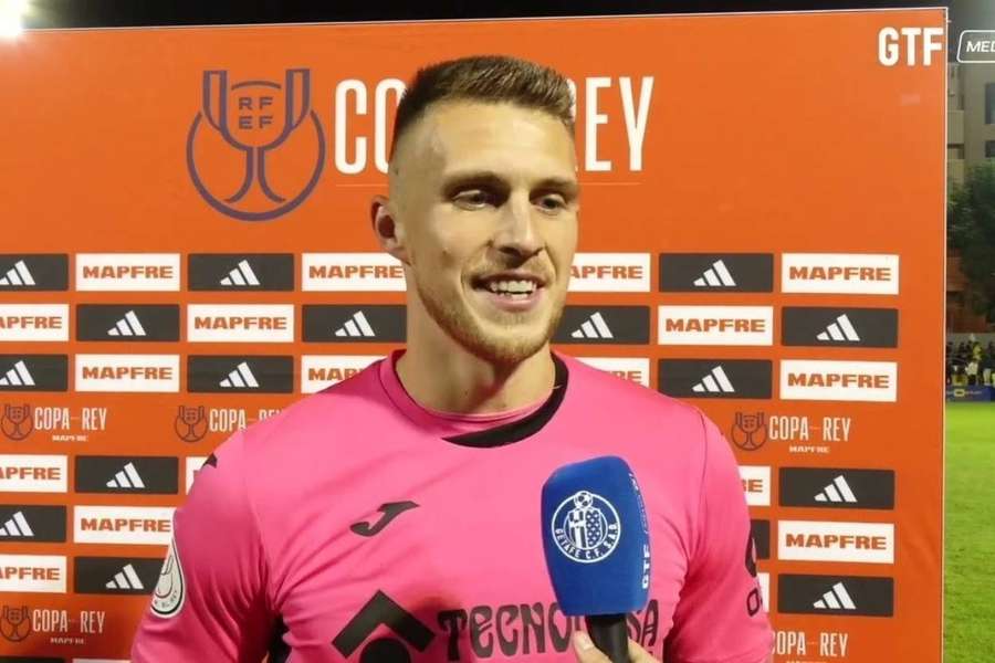 Letáček během pozápasového rozhovoru. Letáček během pozápasového rozhovoru.