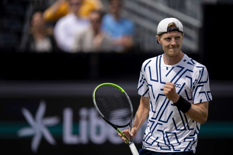 Gijs Brouwer wint in straight sets van de voormalige kampioen